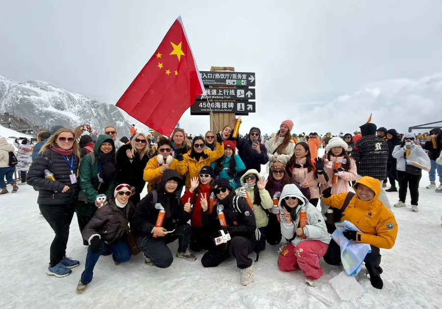 合作旅行社团队在玉龙雪山合影