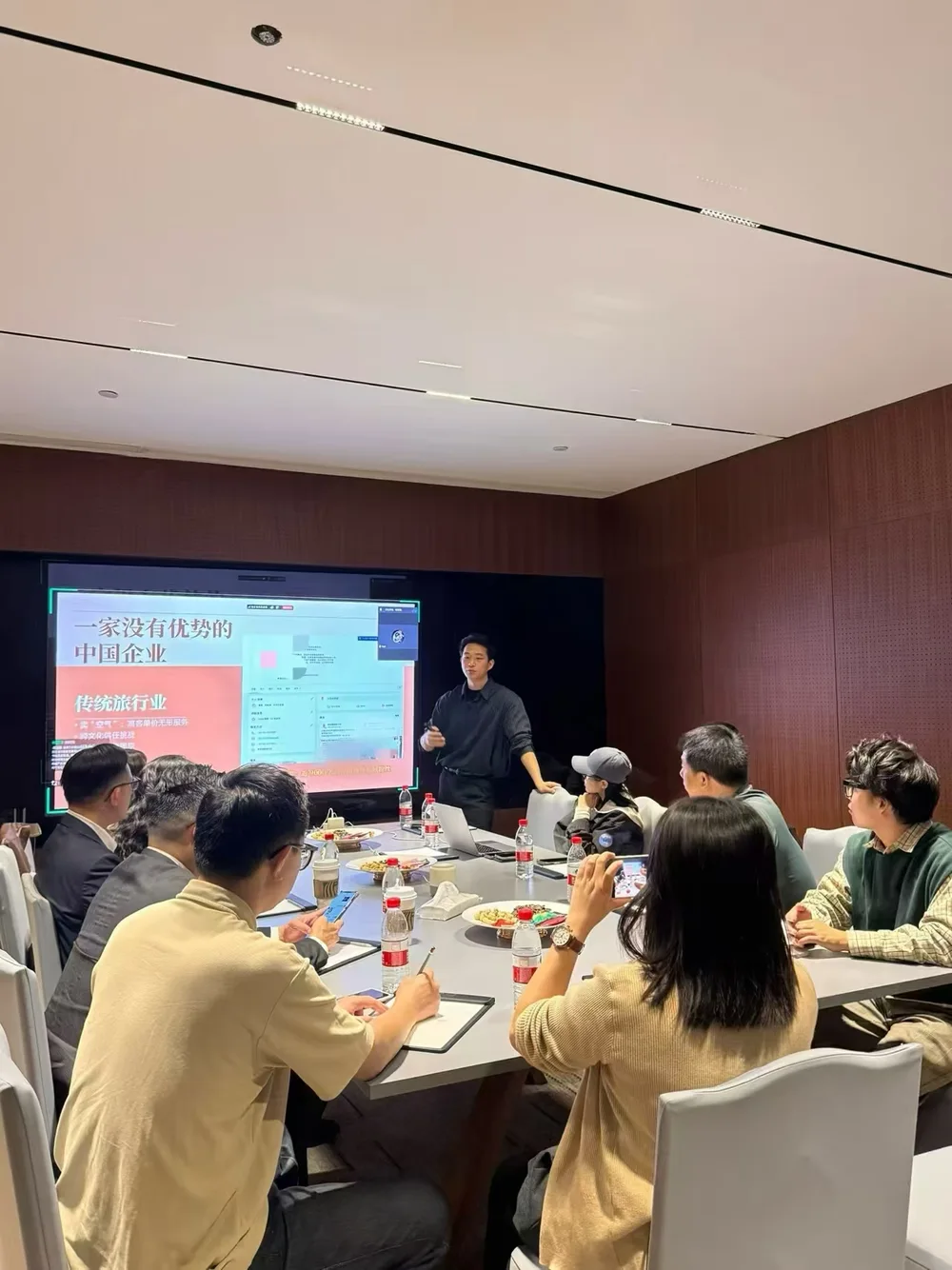入境游授课现场,讲师与现场人员讨论旅行社业务