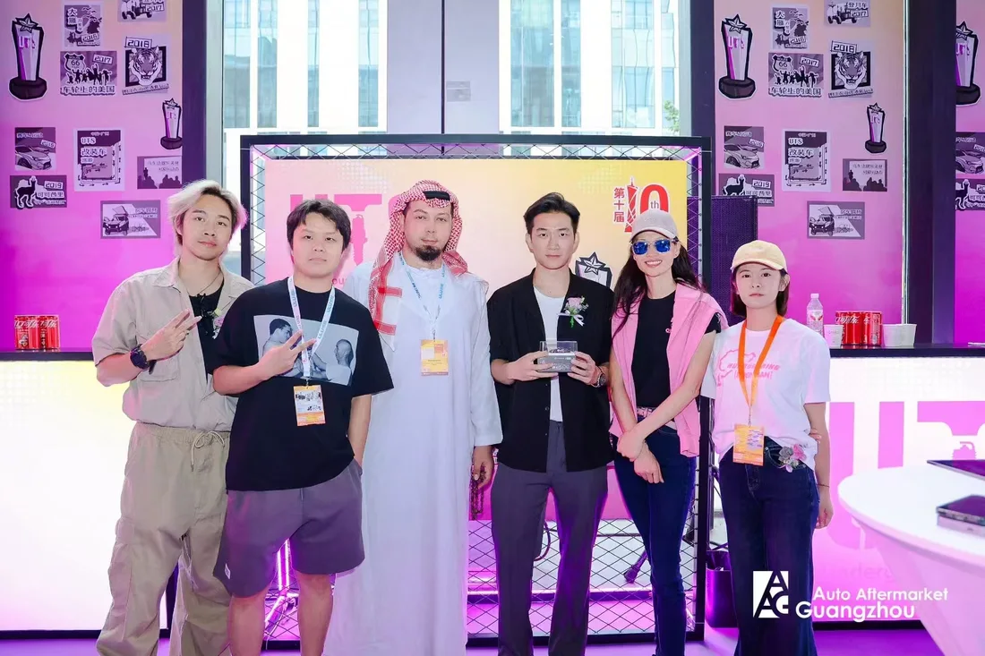 团队在展会活动现场合影